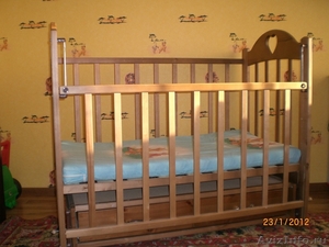 Продаю деревяную  детскую кроватку - Изображение #1, Объявление #514086